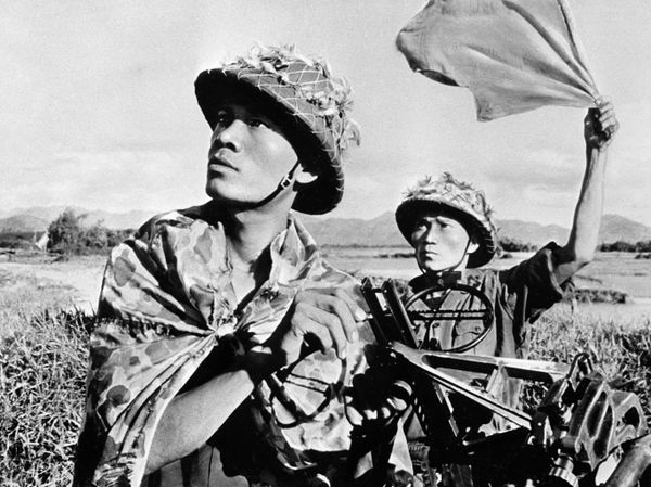 Вьетнамские солдаты возле зенитного орудия во время американской агрессии во Вьетнаме