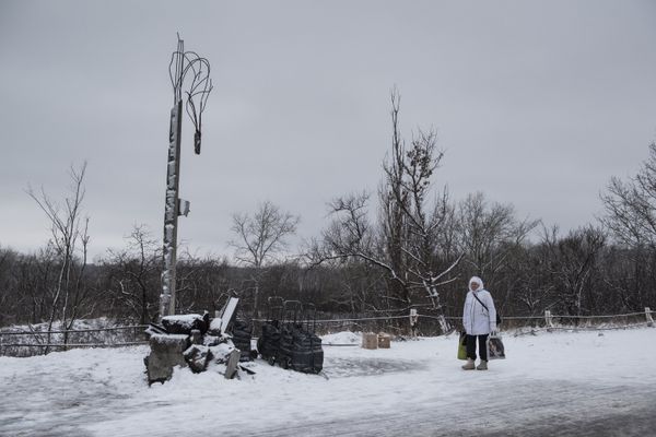 Женщина в районе временного пункта пропуска Станица Луганская между Украиной и Луганской народной республикой (ЛНР) в районе станицы Луганская.