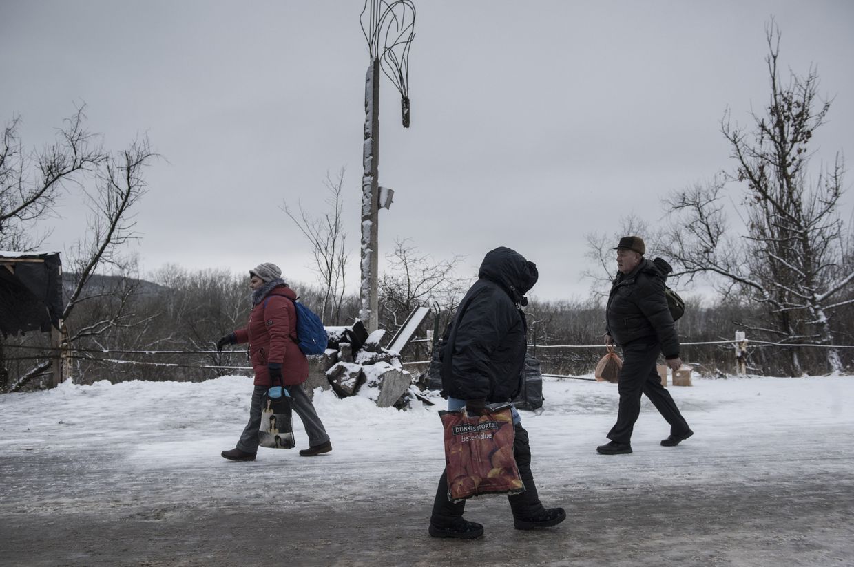 Люди в районе временного пункта пропуска Станица Луганская между Украиной и Луганской народной республикой (ЛНР) в районе станицы Луганская.