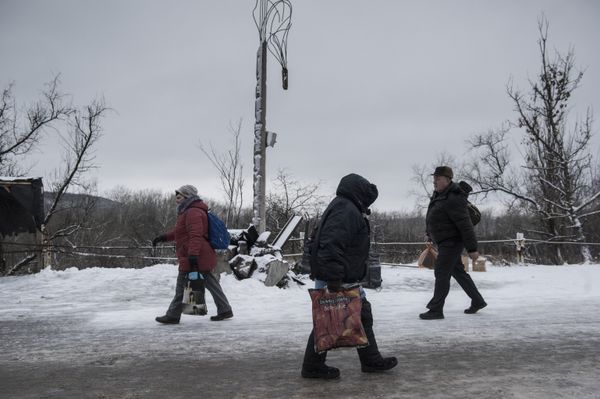 Люди в районе временного пункта пропуска Станица Луганская между Украиной и Луганской народной республикой (ЛНР) в районе станицы Луганская.