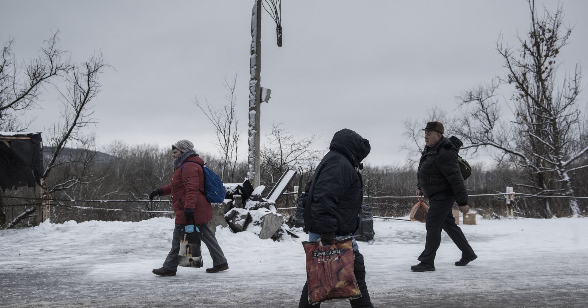 Люди в районе временного пункта пропуска Станица Луганская между Украиной и Луганской народной республикой (ЛНР) в районе станицы Луганская. - ИноСМИ, 1920, 26.01.2021