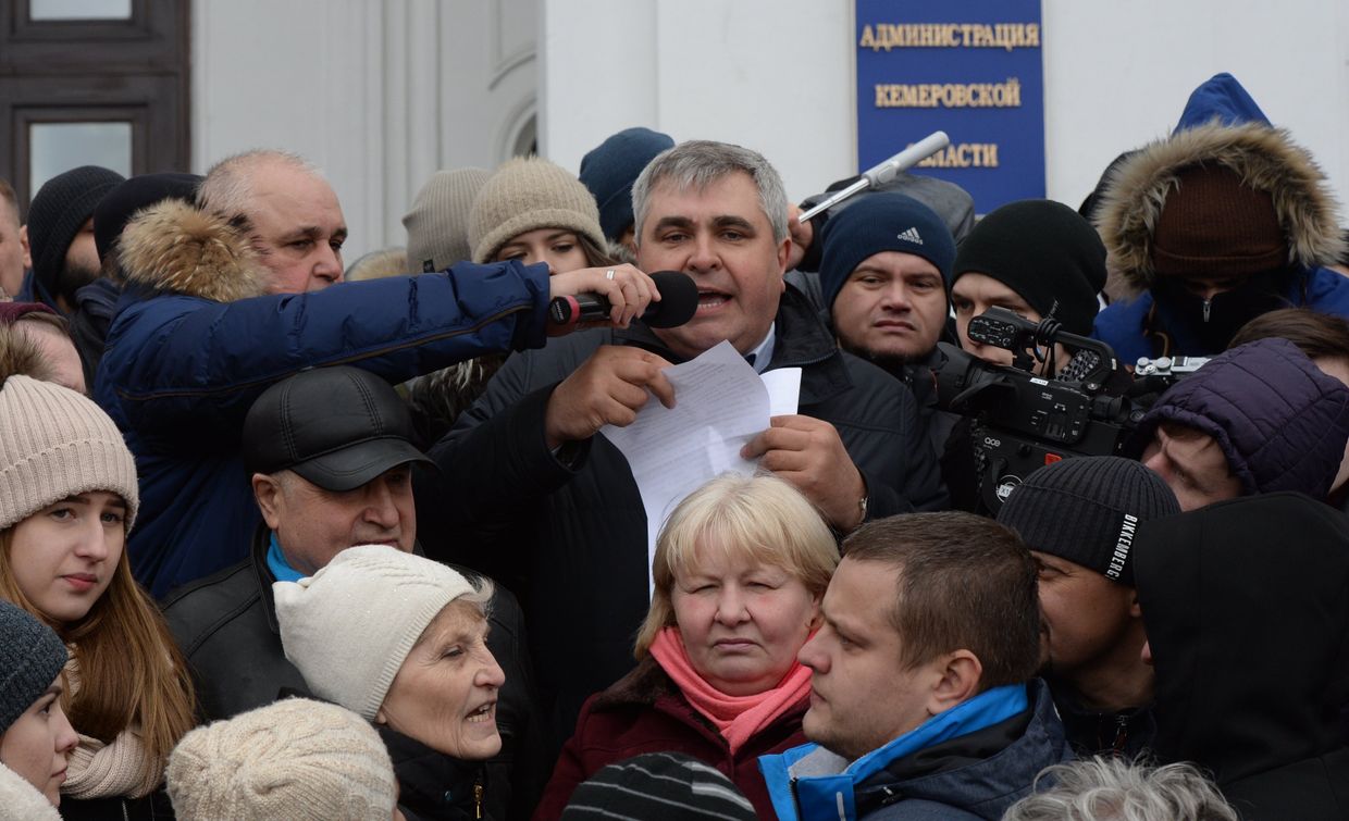 Сергей Цивилев и Владимир Чернов общаются с участниками митинга в память о жертвах пожара в ТРЦ Зимняя вишня