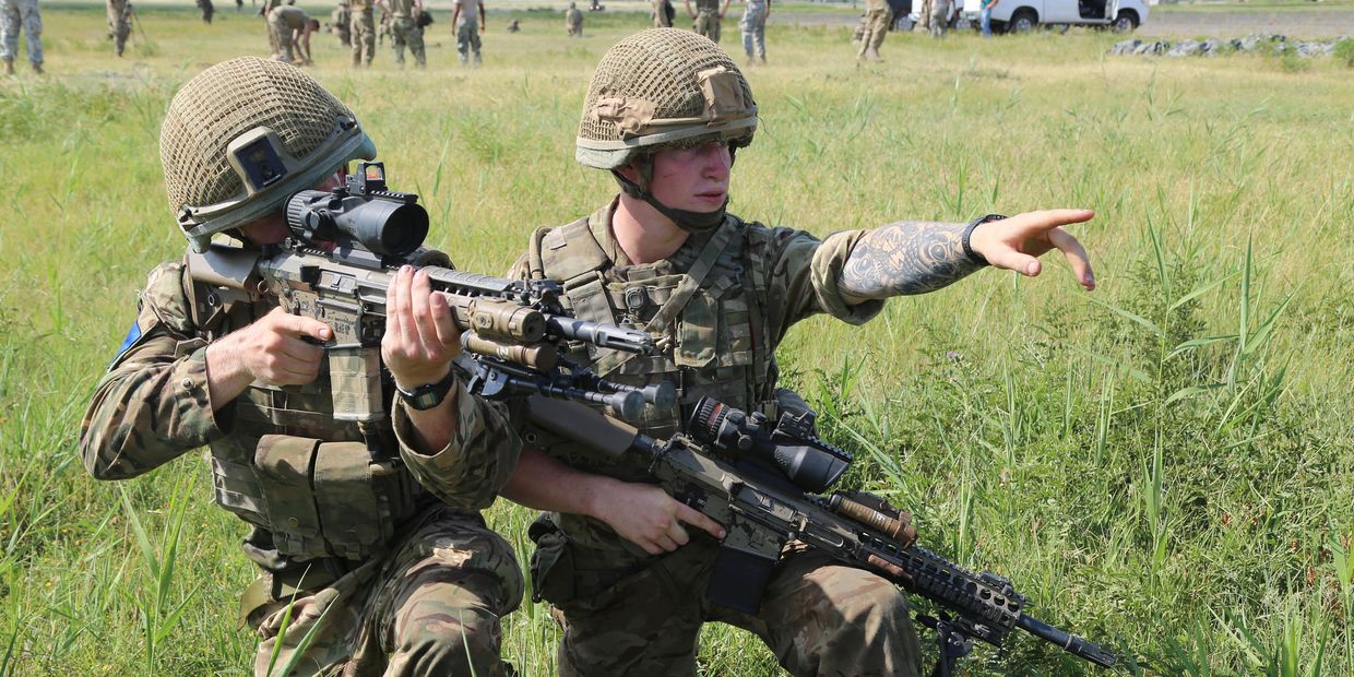 Британские солдаты на военных учениях
