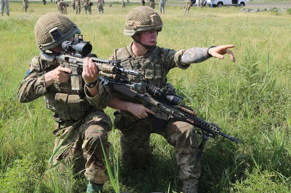 Британские солдаты на военных учениях
