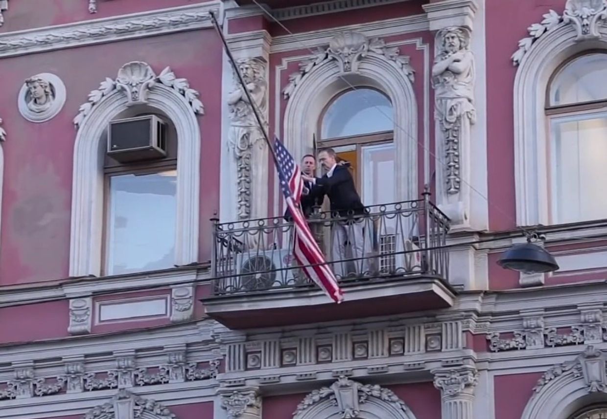 Американский флаг спустить!
