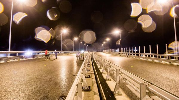Тестовое включение наружного освещения на Крымском мосту. 2 апреля 2018