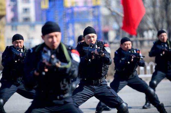 Сотрудники китайской полиции во время учений в военном лагере в Шэньяне Сотрудники китайской полиции во время учений в военном лагере в Шэньяне