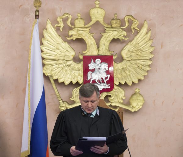 Судья Верховного Суда России Юрий Иваненко зачитывает решение о апрете «Свидетелей Иеговы» на территории РФ Судья Верховного Суда России Юрий Иваненко зачитывает решение о апрете «Свидетелей Иеговы» на территории РФ