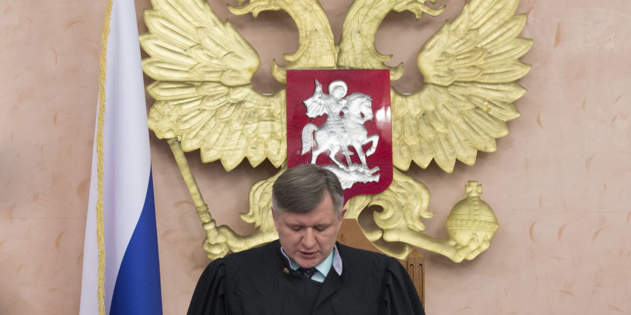 Судья Верховного Суда России Юрий Иваненко зачитывает решение о апрете «Свидетелей Иеговы» на территории РФ