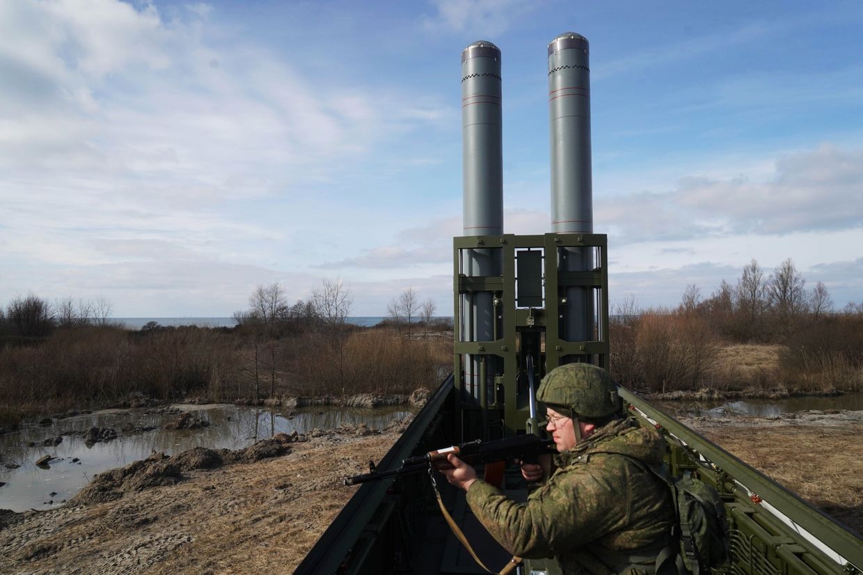 Военнослужащий во время тактических учений береговых ракетных войск Балтийского флота