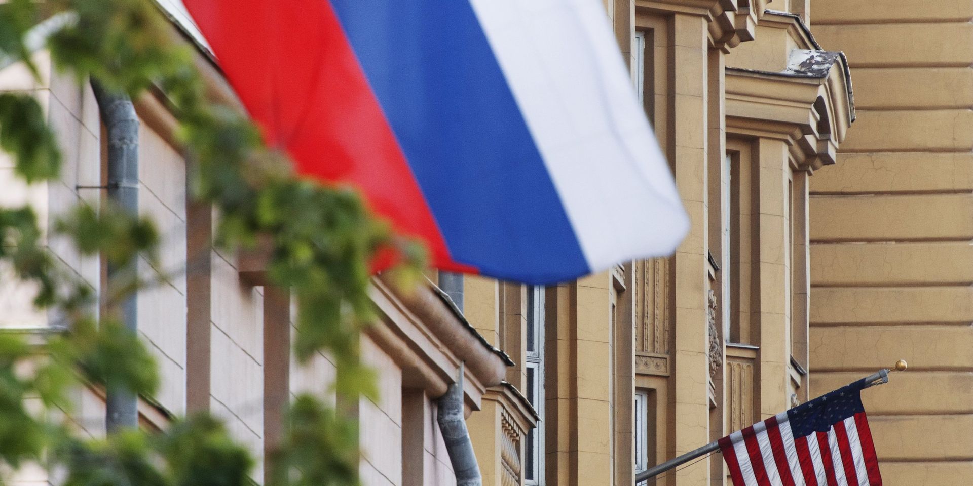 Государственные флаги России и США на здании американского посольства в Москве - ИноСМИ, 1920, 08.07.2023