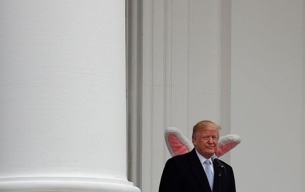 Президент Дональд Трамп стоит на южном портике Белого дома