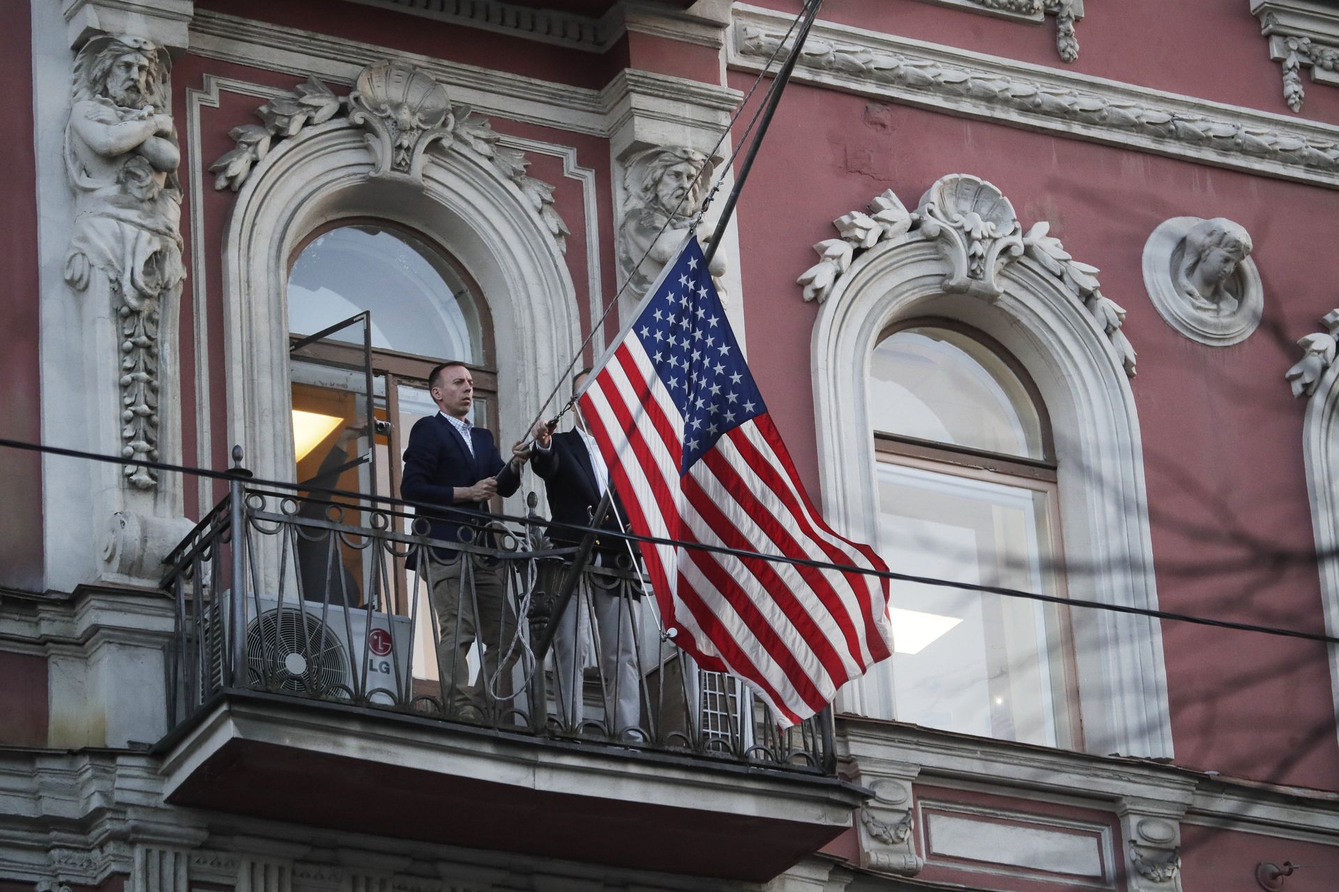 Сотрудники дипмиссии снимают государственный флаг США со здания американского генконсульства в Санкт-Петербурге - ИноСМИ, 1920, 04.09.2020