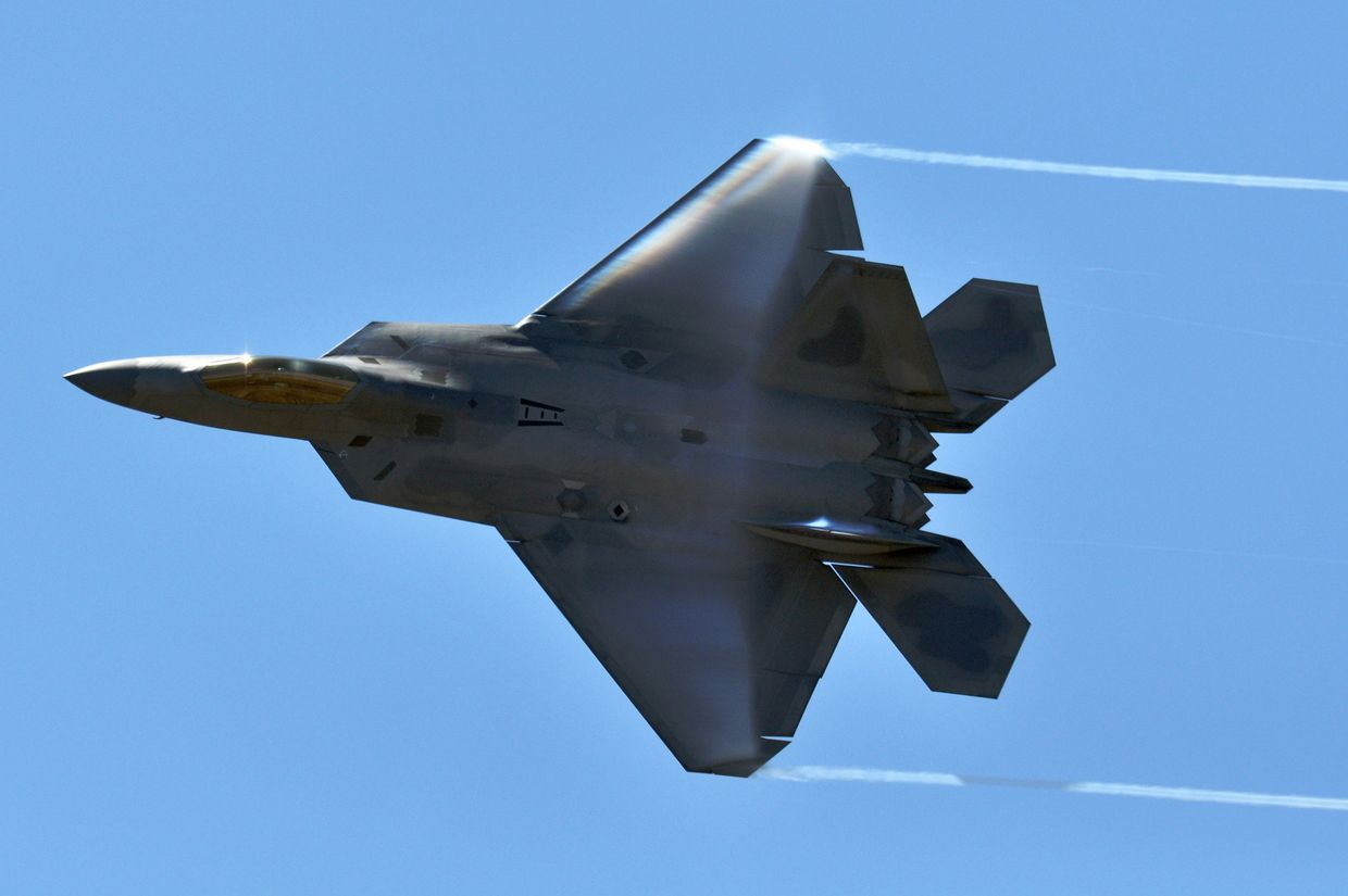 Американский истребитель F-22 Раптор