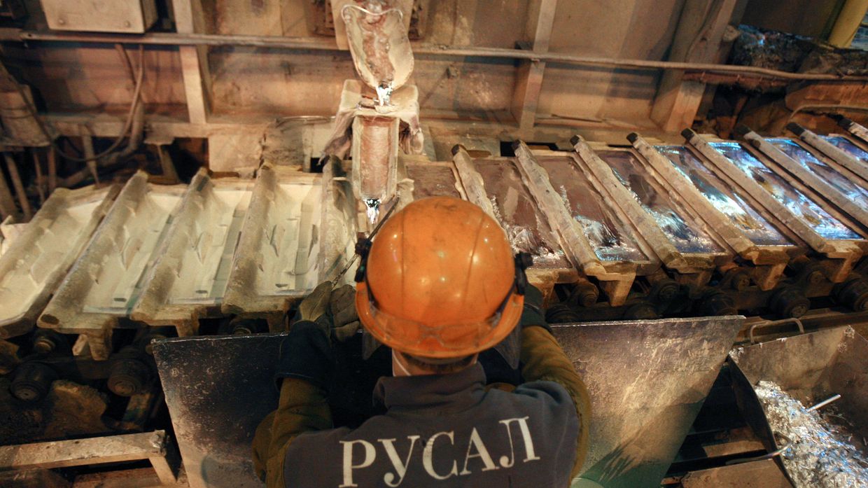 Рабочий в литейном цехе Саяногорского алюминиевого завода компании РУСАЛ