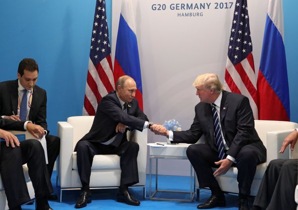 Владимир Путин и Дональд Трамп во время встречи