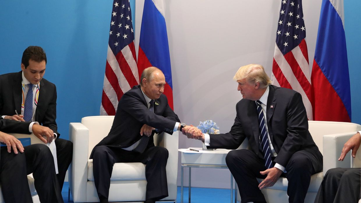 Владимир Путин и Дональд Трамп во время встречи