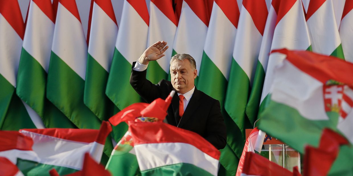 Премьер-министр Виктор Орбан машет избирателям Премьер-министр Виктор Орбан машет избирателям