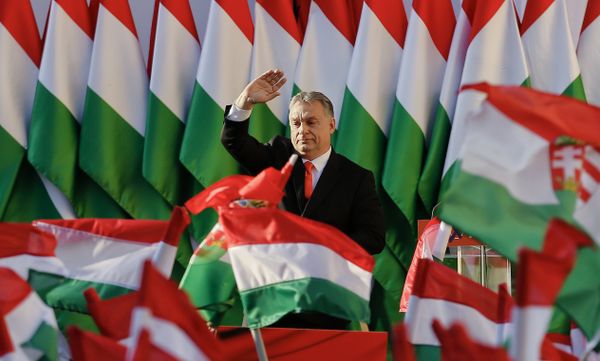  Премьер-министр Виктор Орбан машет избирателям