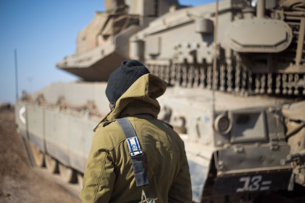 Израильский солдат на Голанских высотах в районе границы с Сирией