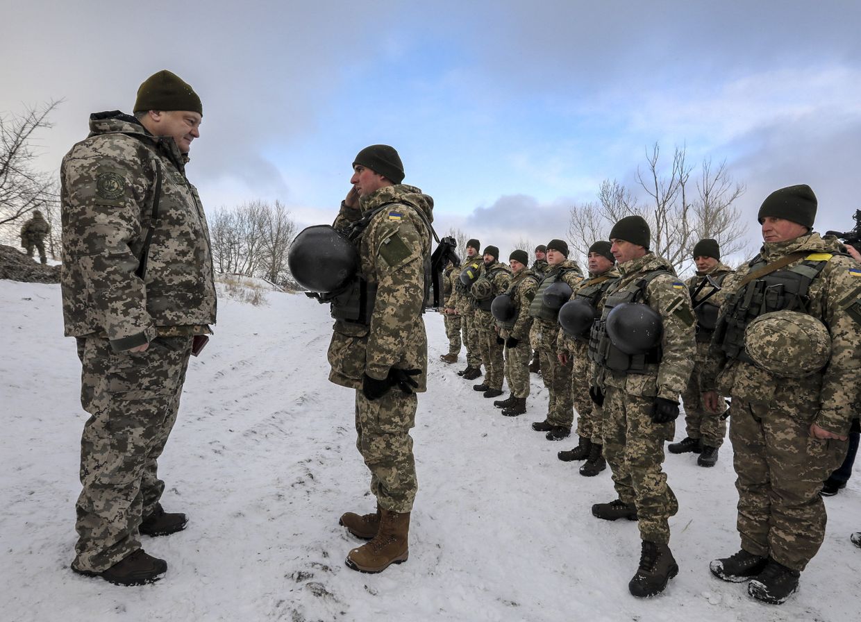 Президент Украины П. Порошенко проинспектировал опорный пункт в районе Горловки