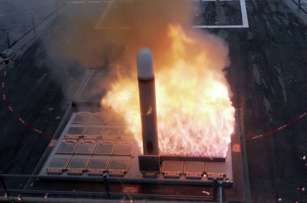 Запуск ракеты Томагавк из установки Mark 41 Запуск ракеты Томагавк из установки Mark 41