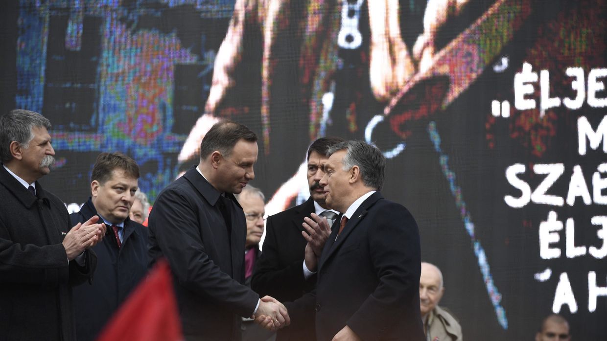 Президент Польши Анджей Дуда приветствует премьер-министра Венгрии Виктора Орбана во время торжественной  церемонии юбилея венгерской революции 1956 года. 23 октября 2016