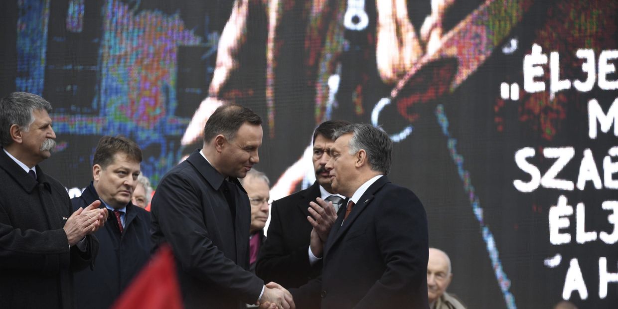 Президент Польши Анджей Дуда приветствует премьер-министра Венгрии Виктора Орбана во время торжественной  церемонии юбилея венгерской революции 1956 года. 23 октября 2016