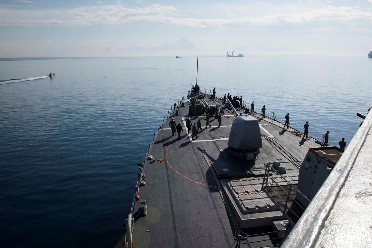 Американские военные моряки на борту авианосца Дональд Кук