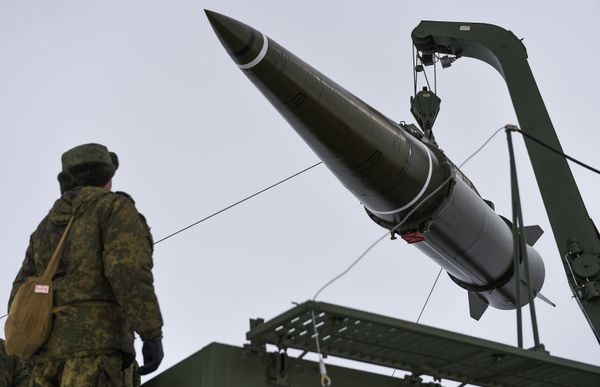 Подготовка к боевому пуску ракеты оперативно-тактического ракетного комплекса (ОТРК) Искандер-М