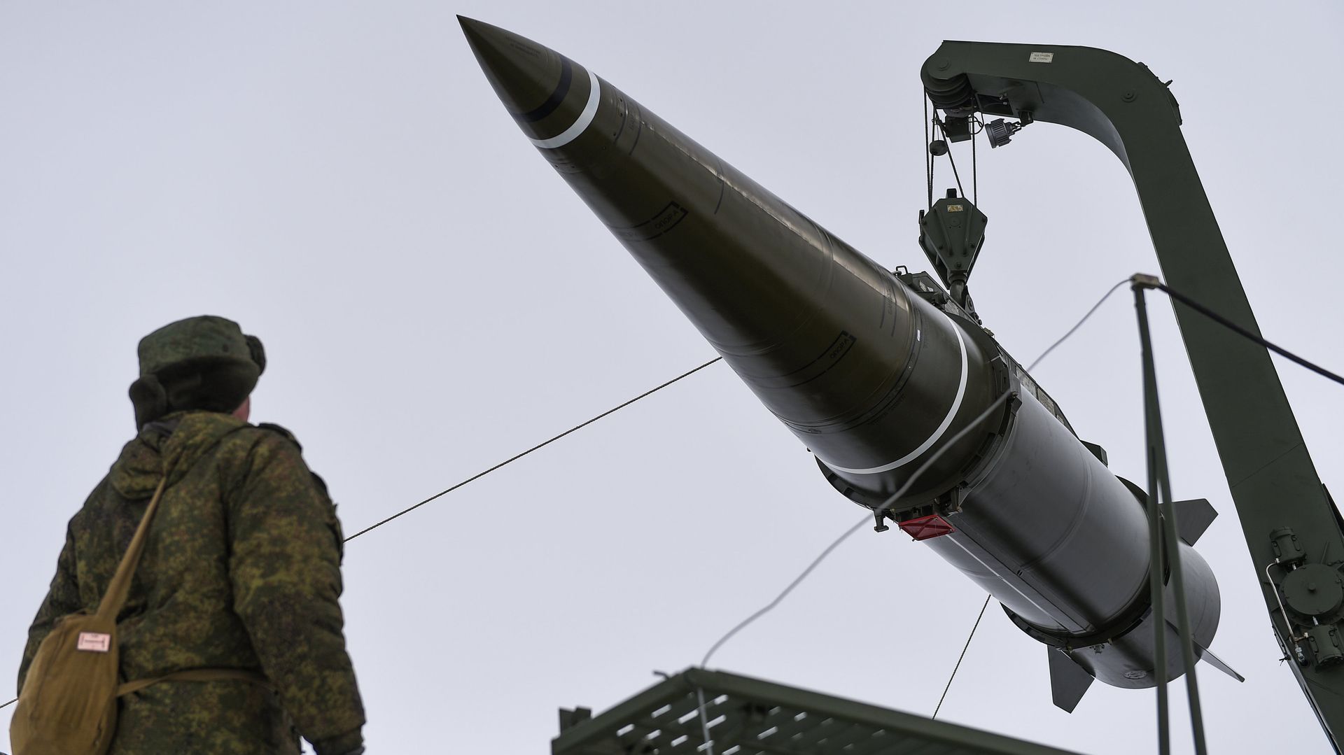 Подготовка к боевому пуску ракеты оперативно-тактического ракетного комплекса (ОТРК) Искандер-М - ИноСМИ, 1920, 07.10.2025