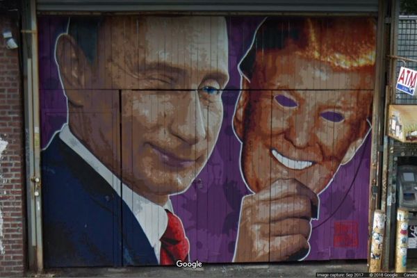 Граффити в Бруклине, Нью-Йорк: Путин снимает маску Трампа Граффити в Бруклине, Нью-Йорк: Путин снимает маску Трампа