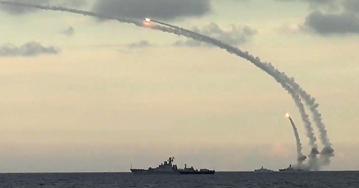 Из акватории Каспийского моря ракетными кораблями Каспийской флотилии РФ нанесен массированный удар 18-ю крылатыми ракетами комплекса Калибр-НК по 7-ми целям позиций террористов в сирийских провинциях Ракка, Идлиб и Алеппо