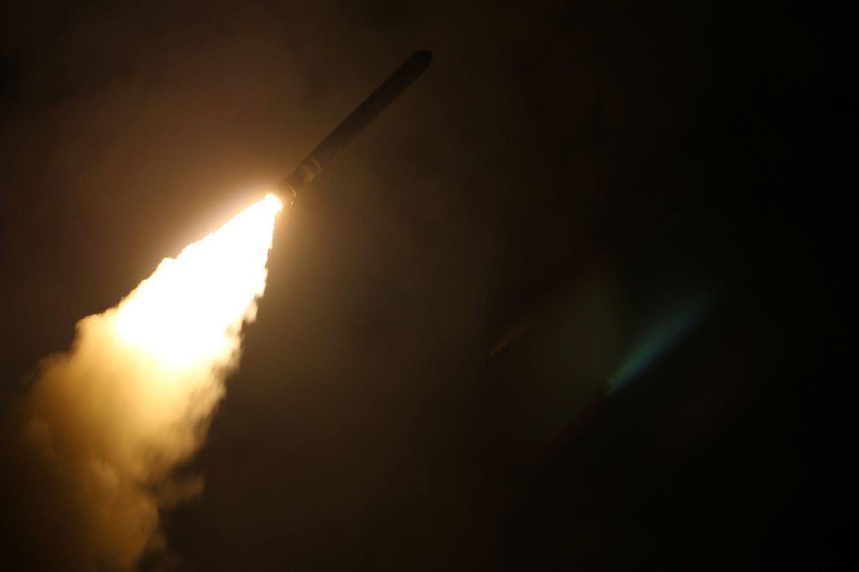 Крейсер USS Monterey, который запускает ракету для наземной атаки Сирии. 14 апреля 2018