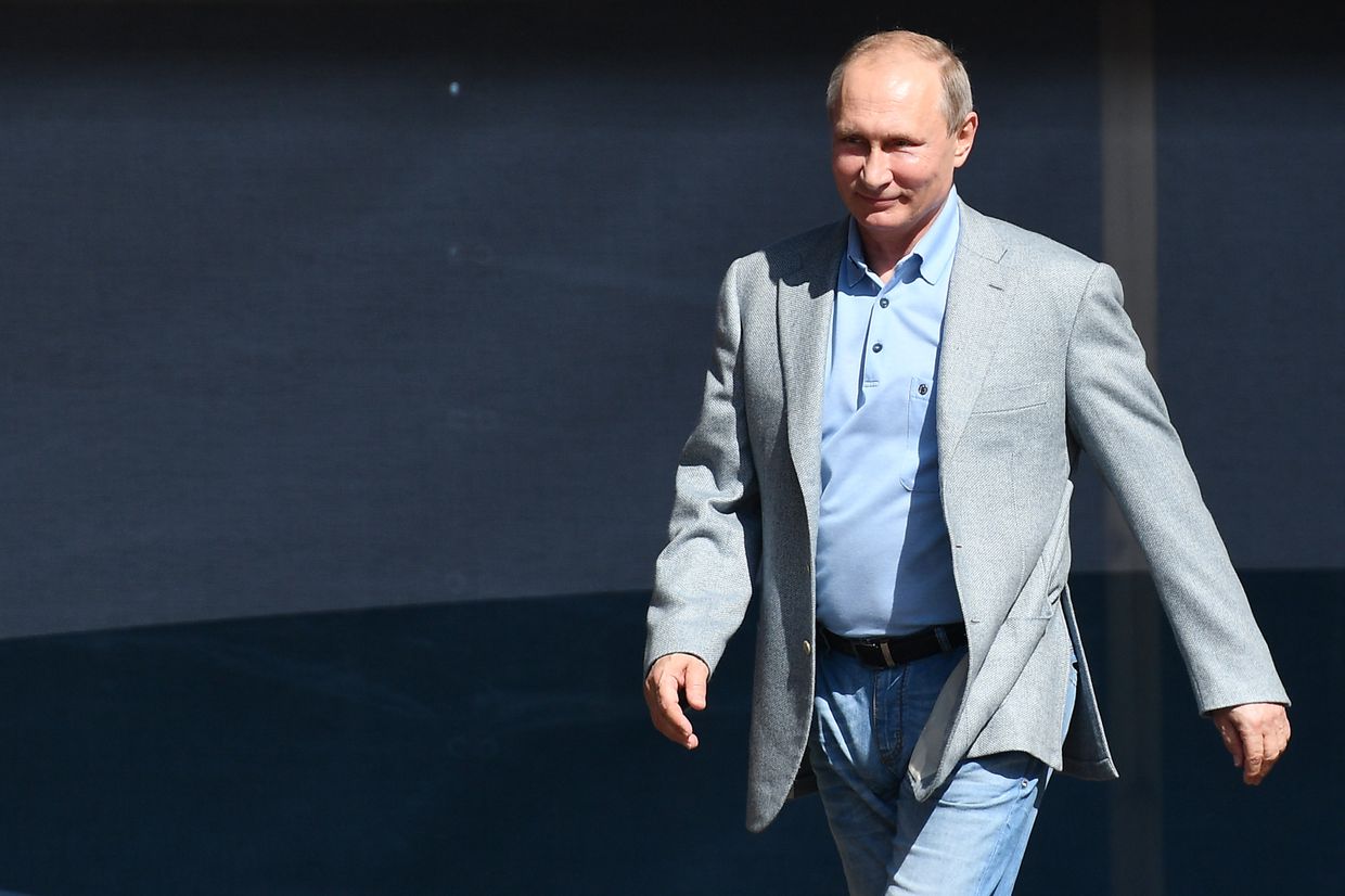Президент РФ Владимир Путин на церемонии открытия 7-й смены Улыбка Саманты во время посещения международного детского центра Артек в Крыму. 24 июня 2017