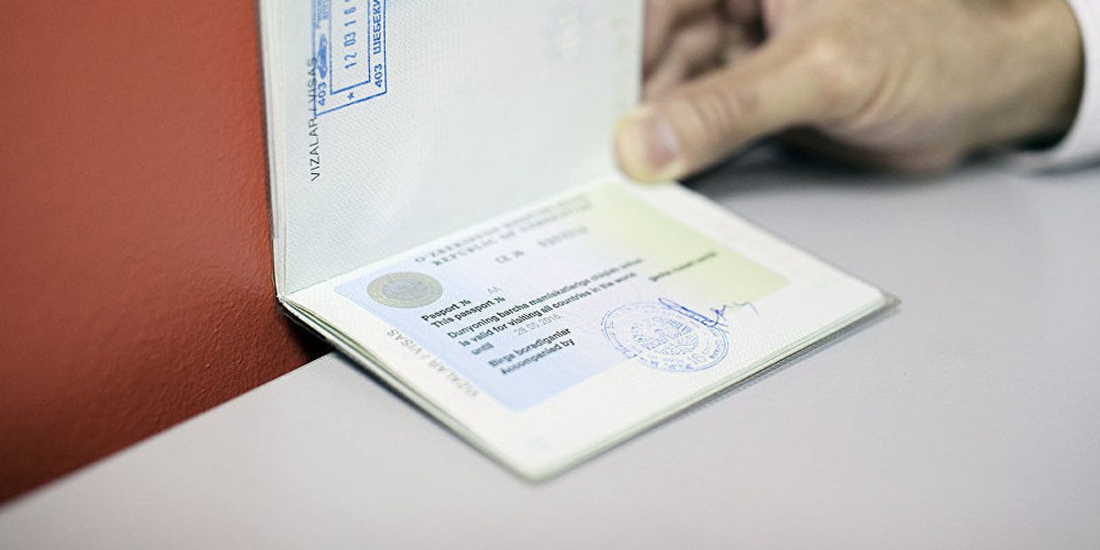 Выездная виза в паспорте гражданина Узбекистана