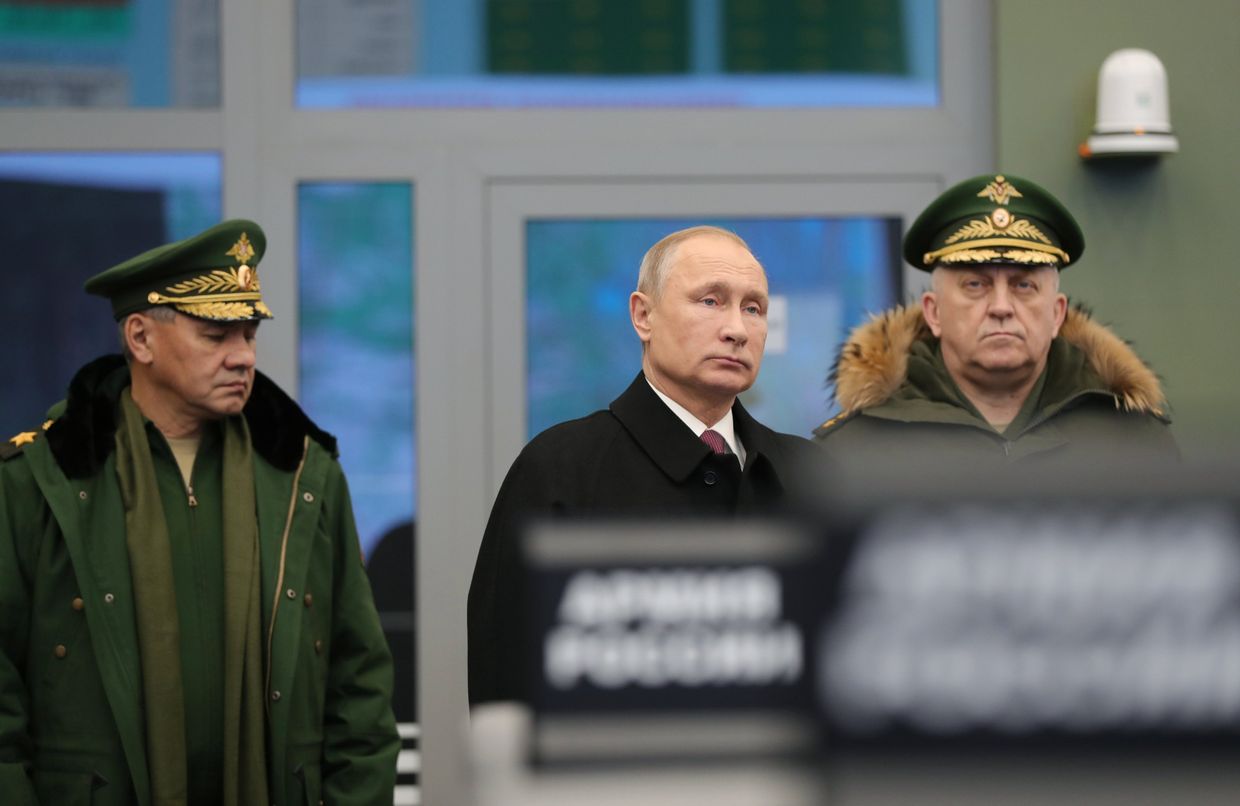 Президент РФ Владимир Путин во время посещения Военной академии Ракетных войск стратегического назначения имени Петра Великого. 22 декабря 2017