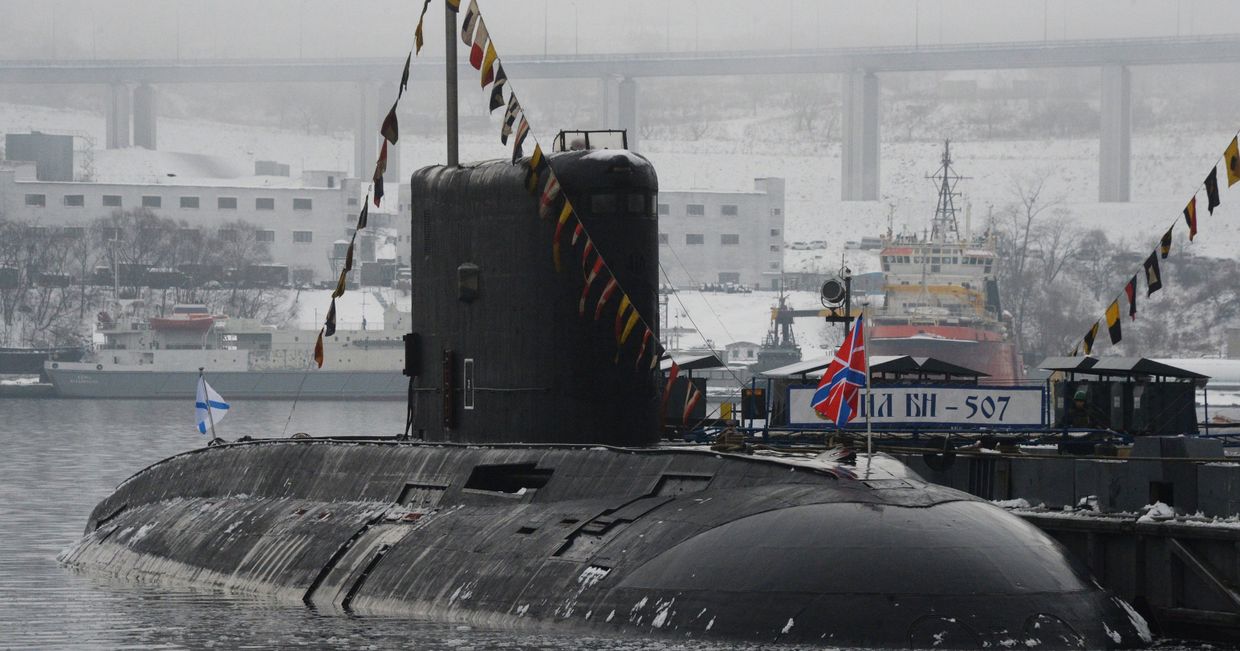 Дизельная подводная лодка класса Варшавянка возле пирса