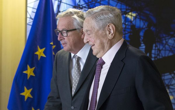 Президент комиссии ЕС Жан-Клод Юнкер и американский финансист Джордж Сорос Президент комиссии ЕС Жан-Клод Юнкер и американский финансист Джордж Сорос