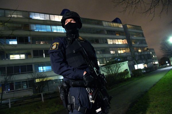 Вооруженный офицер полиции на месте взрыва рядом с полицейским участком в микрорайоне Розенгорд в городе Мальме, Швеция. 17 января 2018 