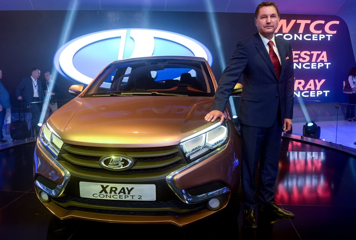 Бу Андерссон у автомобиля Lada X-ray concept на Московском международном автомобильном салоне 2014