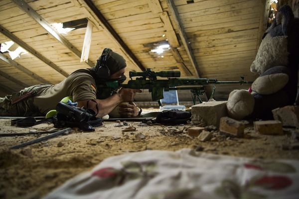 Украинский снайпер в деревне Маринка недалеко от Донецка Украинский снайпер в деревне Маринка недалеко от Донецка