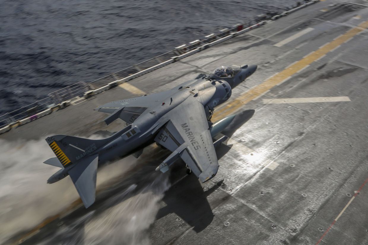 Взлет штурмовика AV-8B «Харриер»