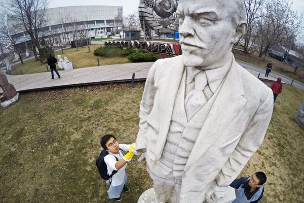Участники общегородского субботника моют статую Ленина в парке «Музеон» в Москве