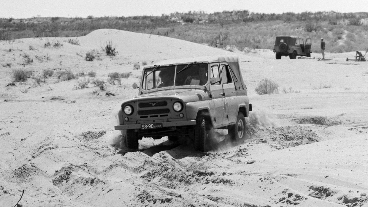 Автомобиль УАЗ-469