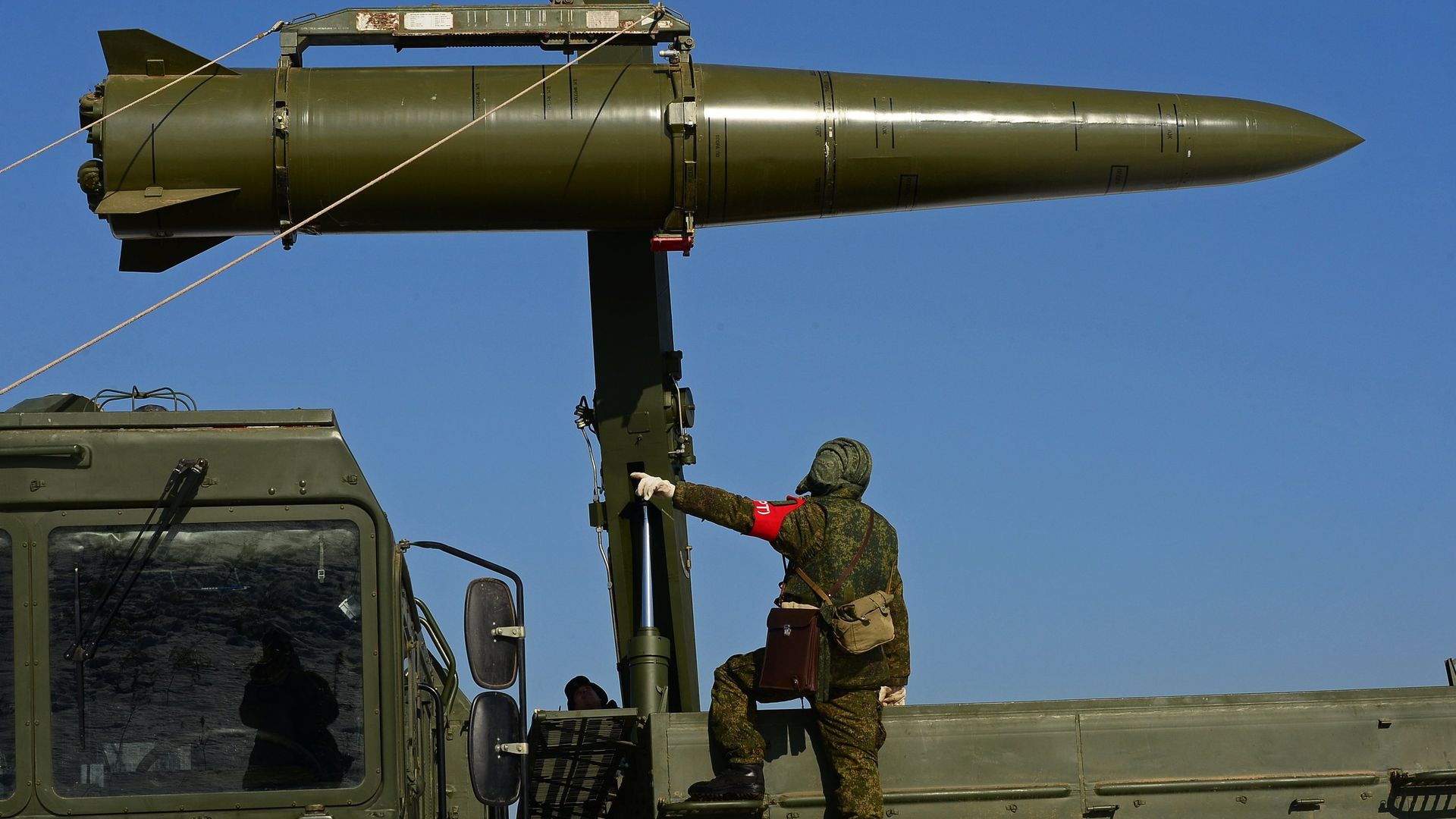 Загрузка ракеты на самоходную пусковую установку ракетного комплекса Искандер-М - ИноСМИ, 1920, 26.03.2021