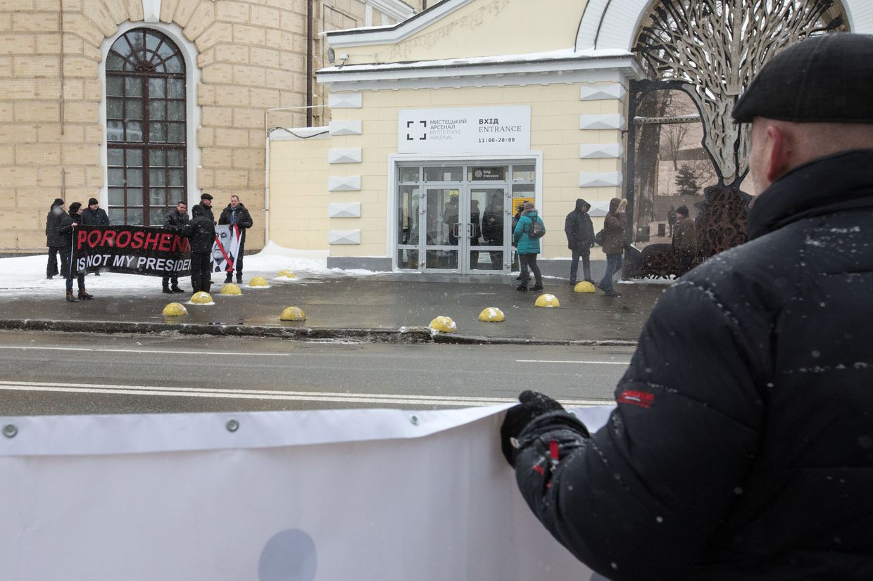 Участники протестной акции возле здания Художественного арсенала в Киеве во время пресс-конференции президента Петра Порошенко