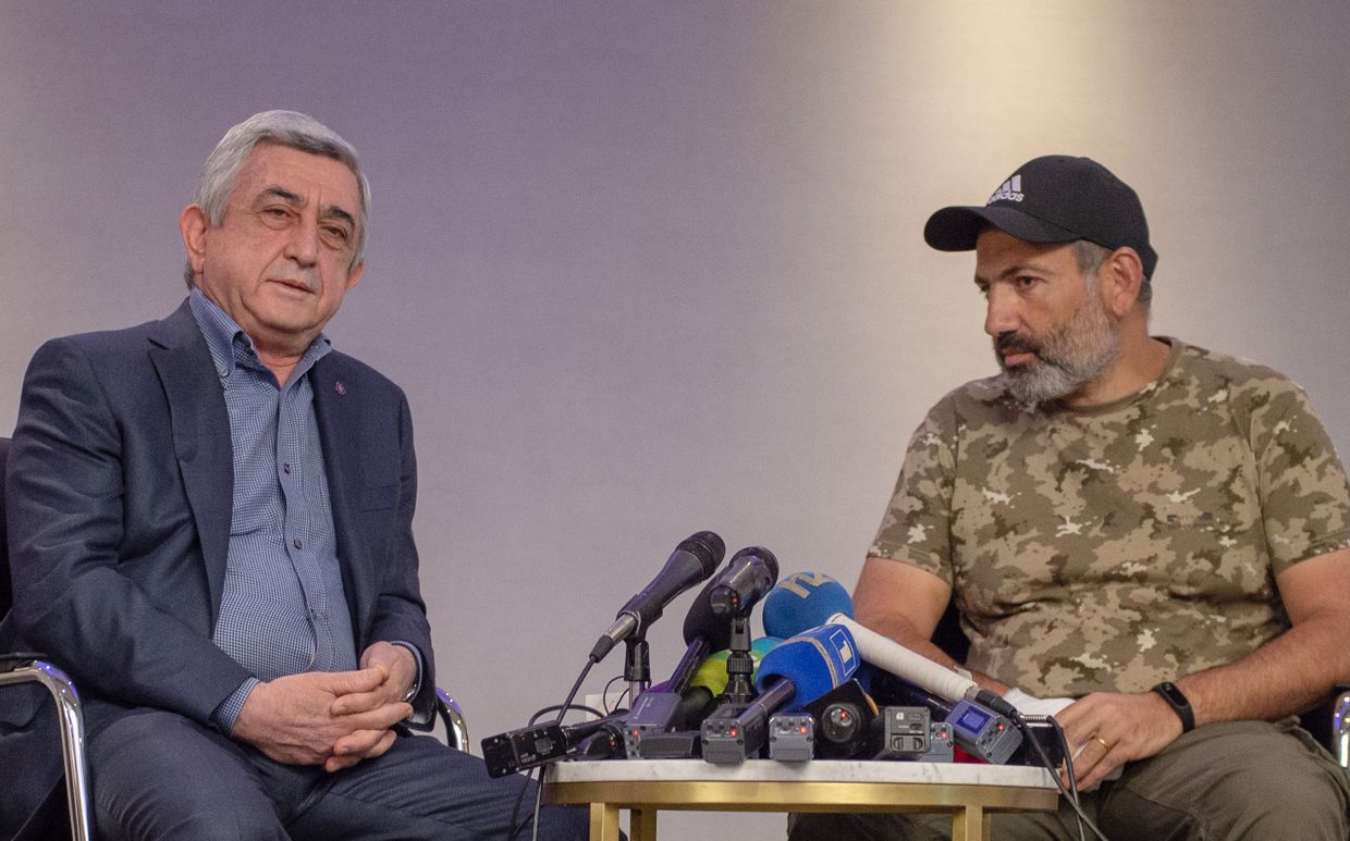 Премьер-министр Серж Саргсян (слева) и лидер протестного движения «Мой шаг» Никол Пашинян