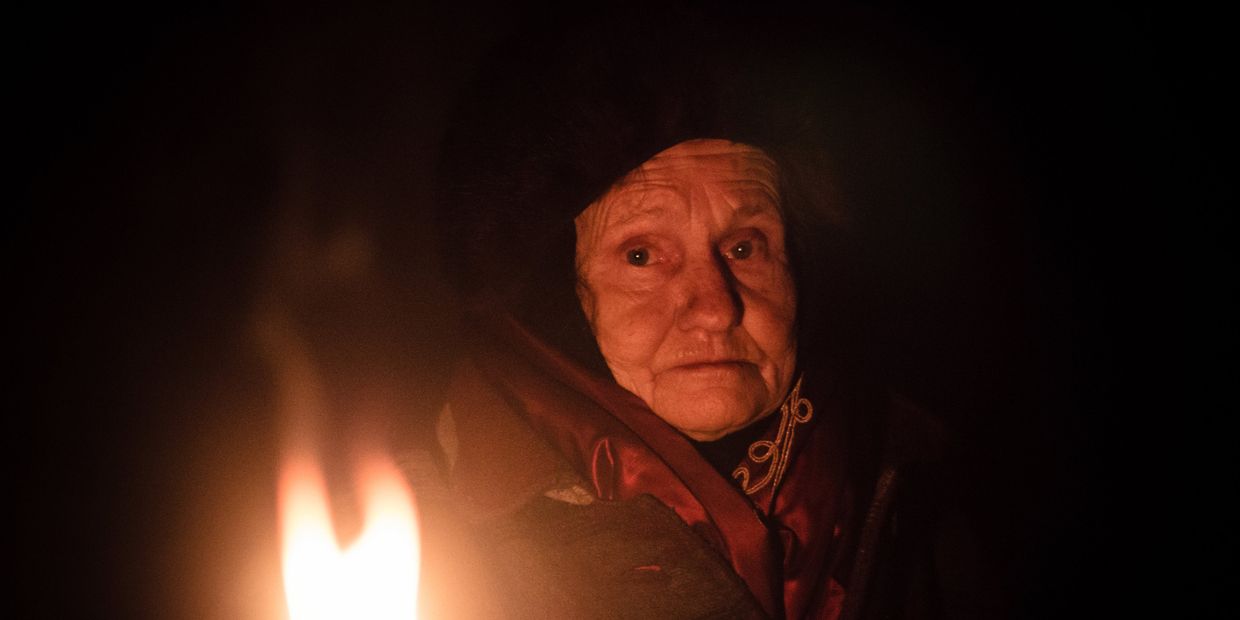 Жительница поселка Марьинка Донецкой области в бомбоубежище