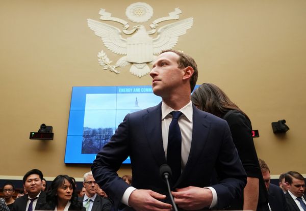 Генеральный директор Facebook Марк Цукерберг дает показания на Капитолийском холме в Вашингтоне